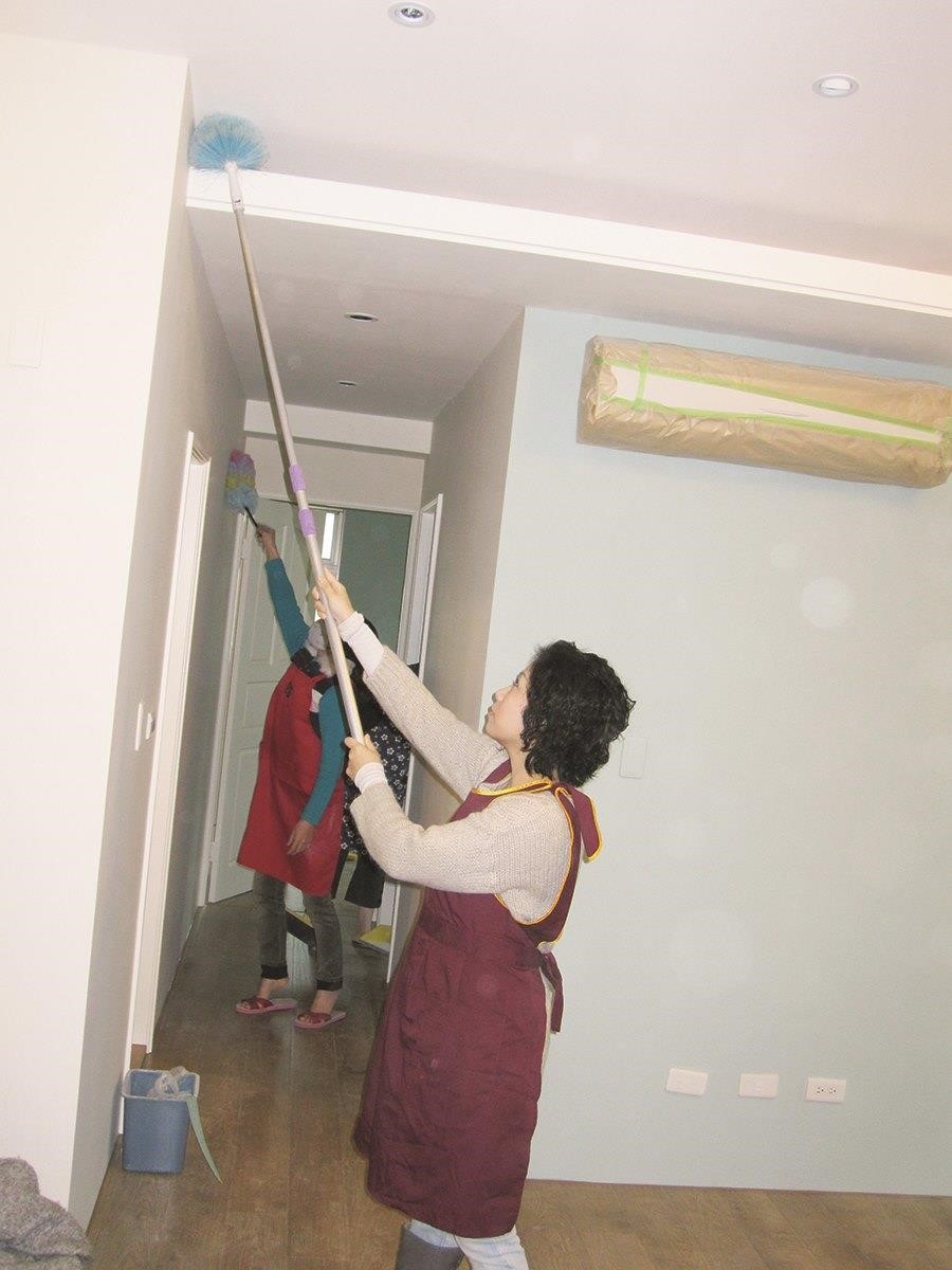 專業的裝潢清潔公司有專業的清潔用具及清潔劑，不是一般家庭清潔用得到的。圖片提供_朵卡設計